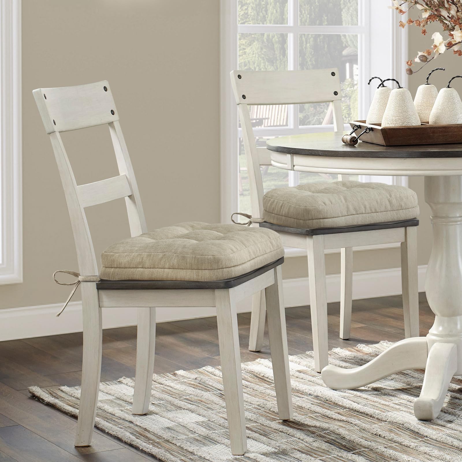 Shinnwa cushions suit dining rooms, living rooms, and home offices.