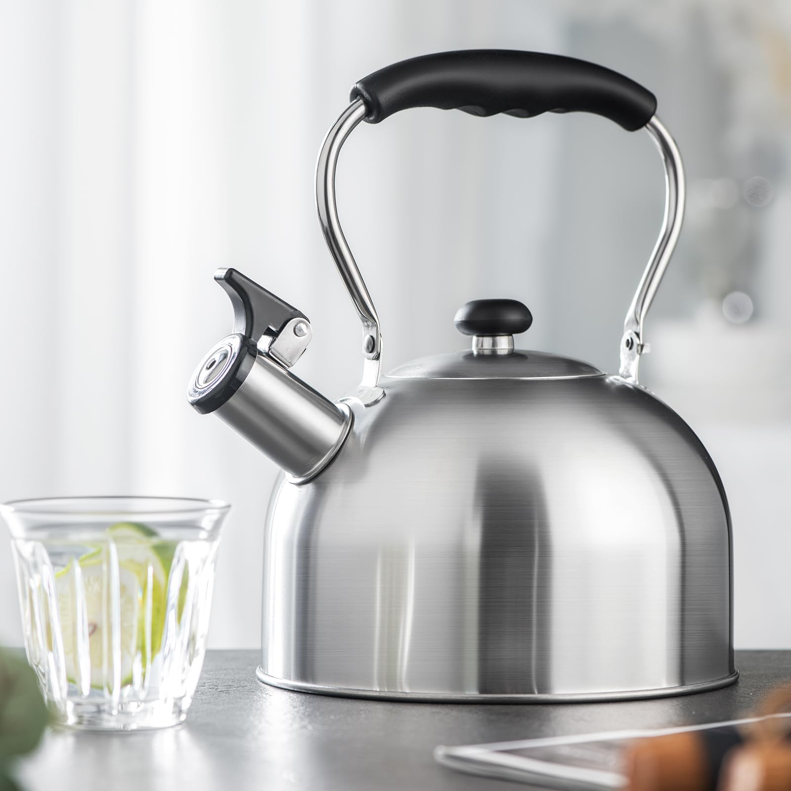 Shoxil stainless steel exterior gleams while boiling water cleanly.