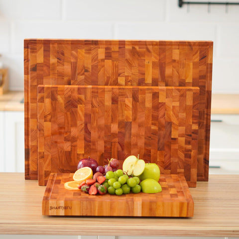 SHUMARU mahogany board makes a luxurious, practical gift for cooks.