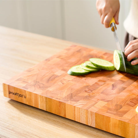 SHUMARU end-grain design is knife-friendly to protect blades.