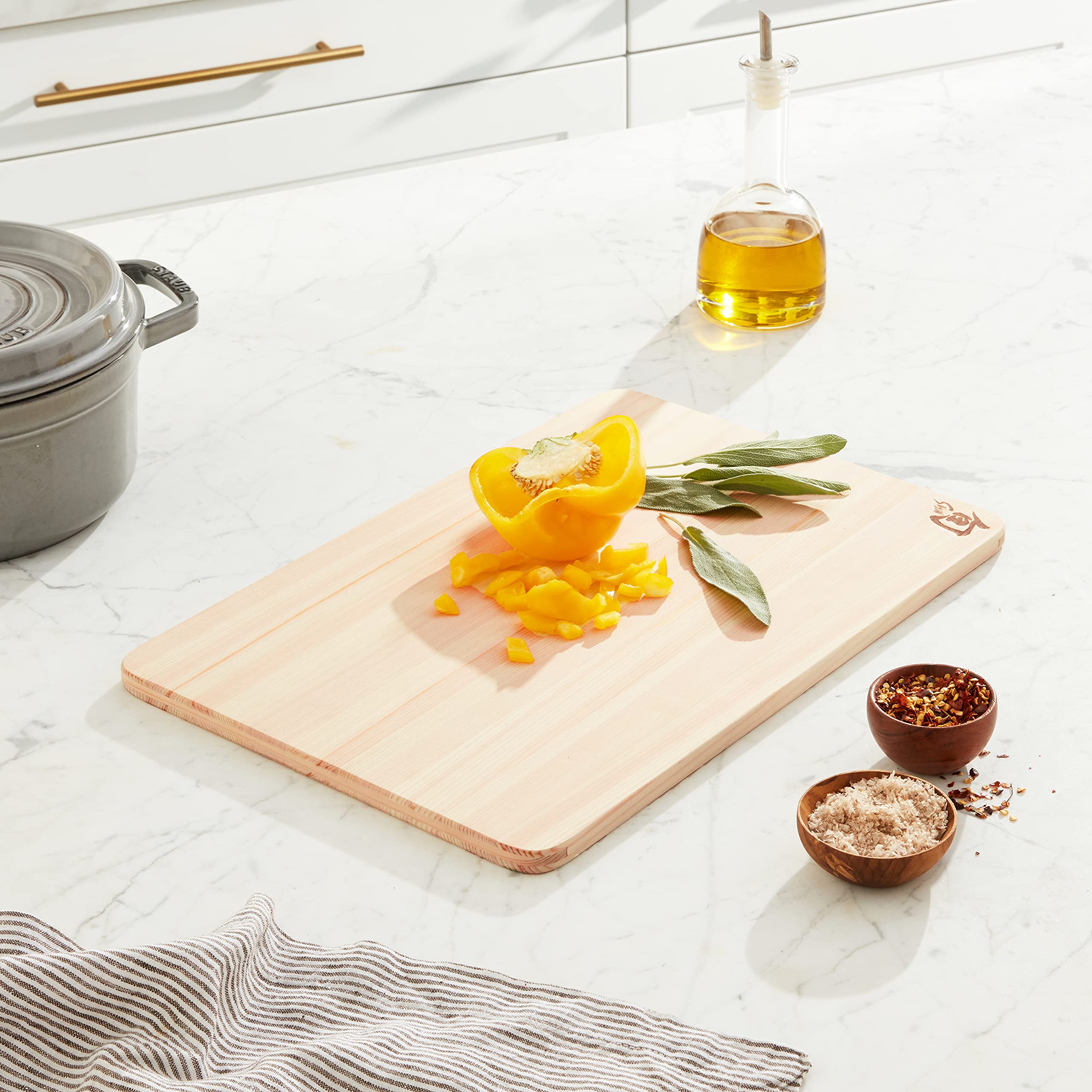 Shun Hinoki board two-sided layout for versatile tasks.