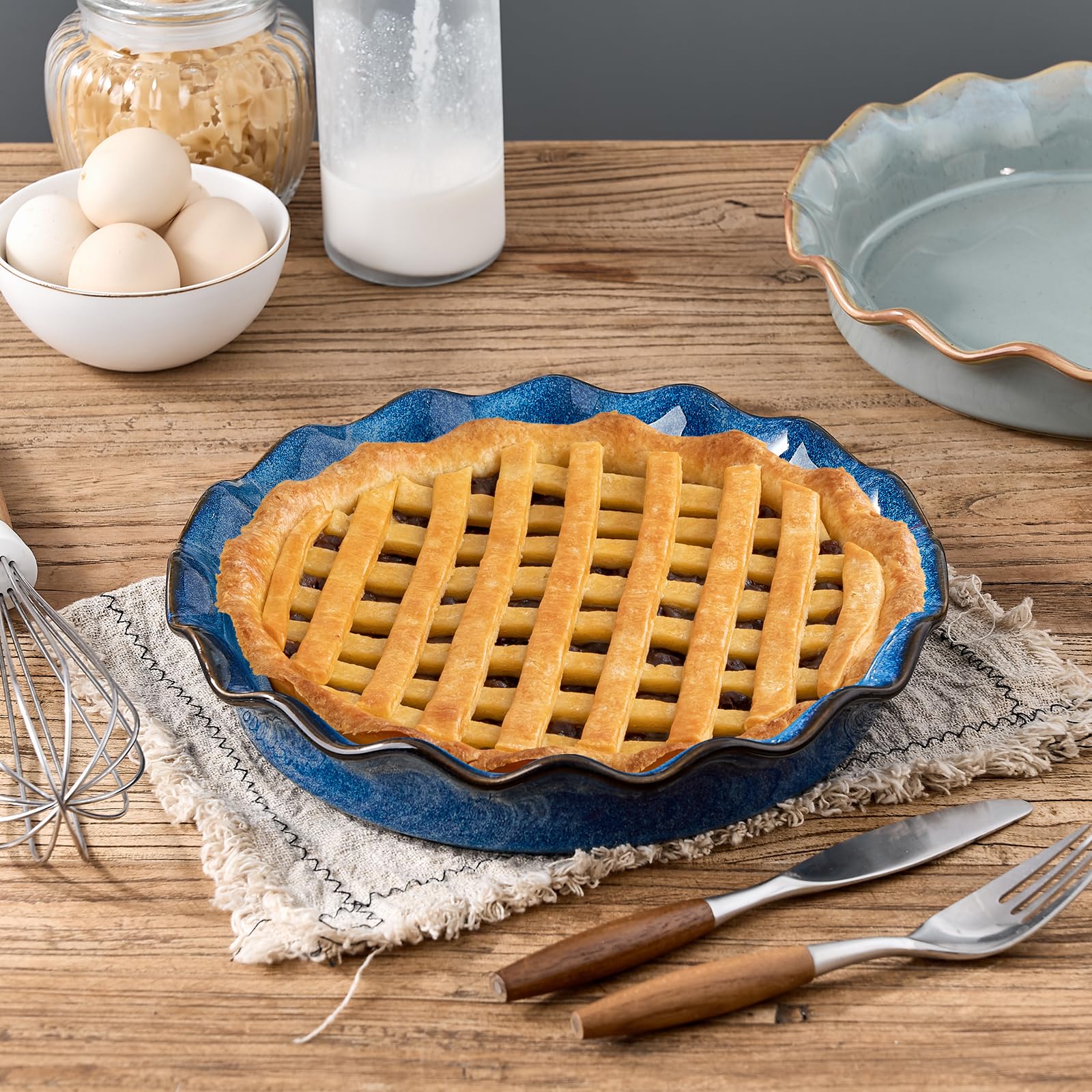 SIDUCAL holiday pie pan ideal for festive pies and family meals.