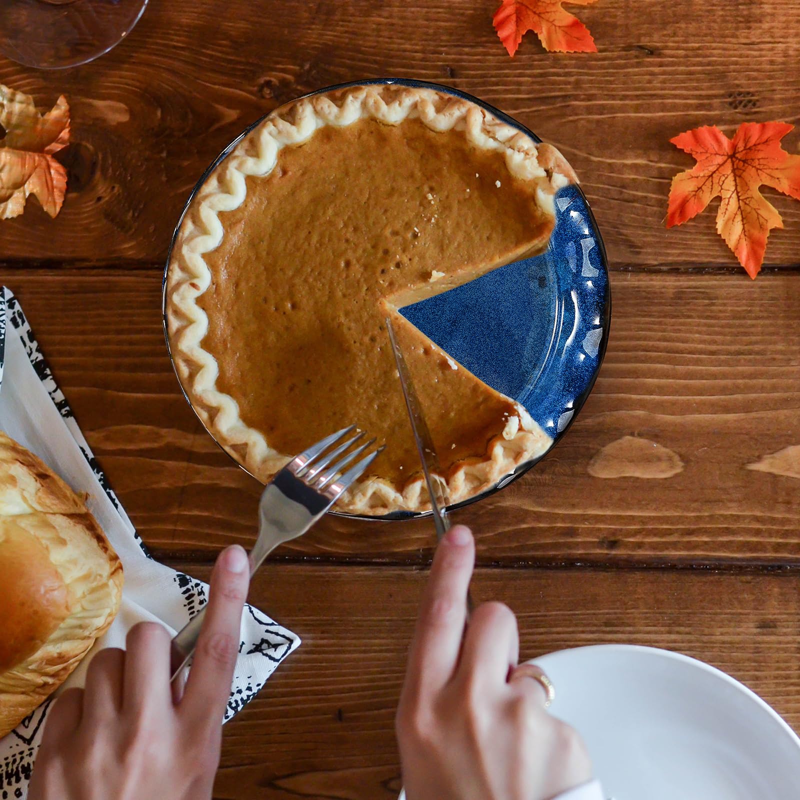 SIDUCAL oven-ready ceramic pie pan for from freezer to hot oven.
