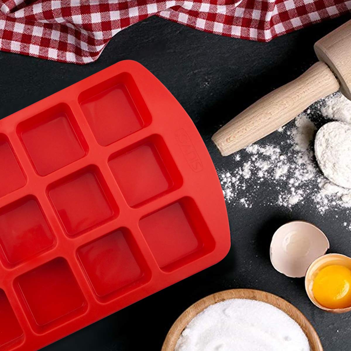 SILIVO dishwasher-safe brownie pan for convenient cleaning.