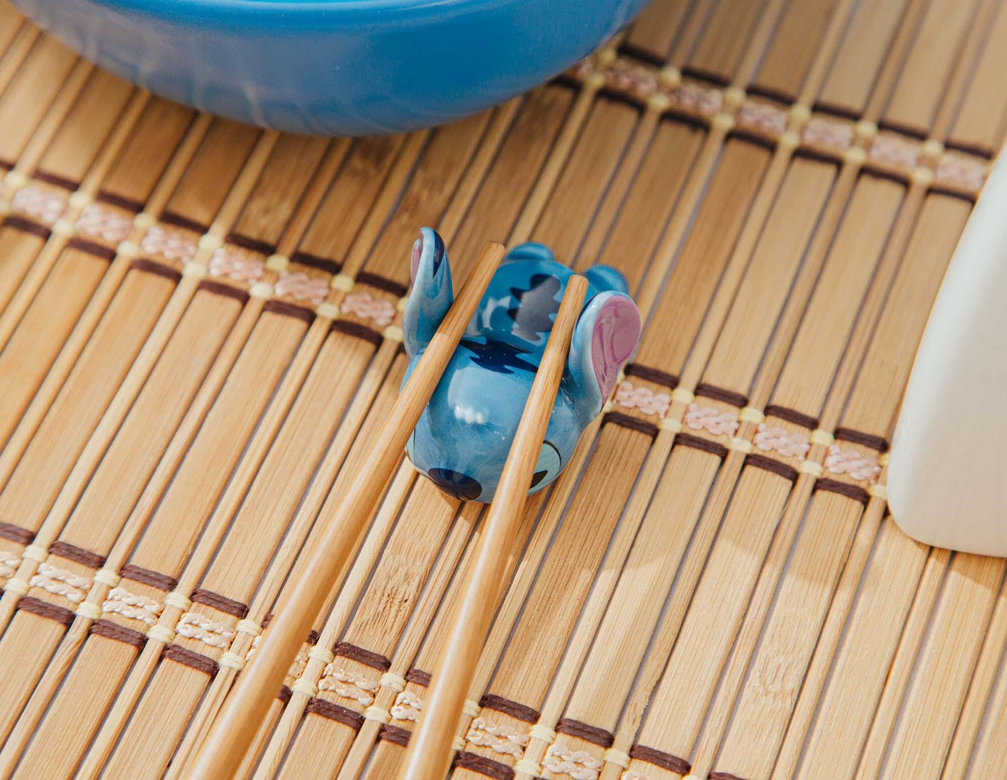 Ceramic rests feature Stitch with tropical accents for balance.