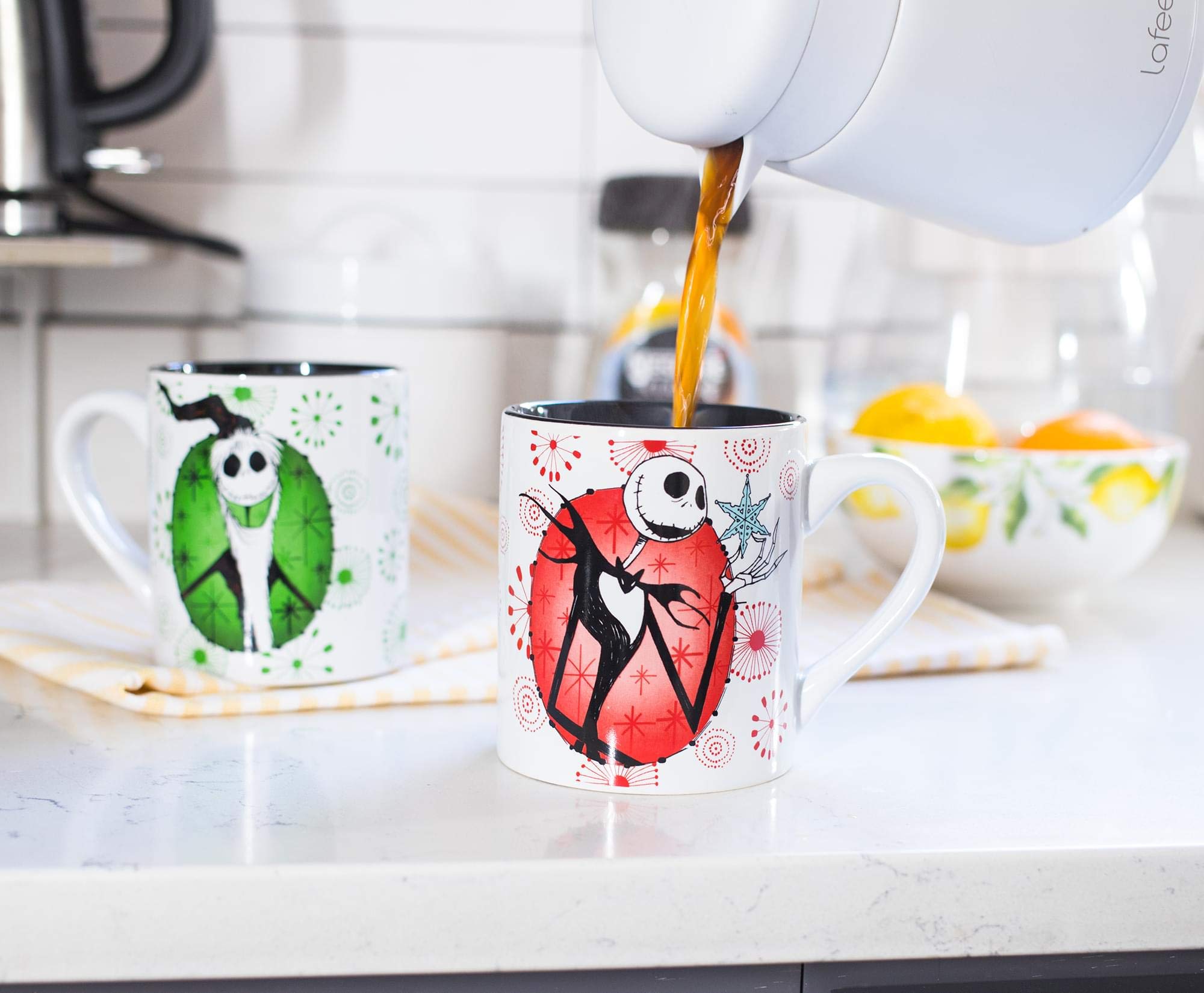 14-ounce heat reveal mug by Silver Buffalo with an easy-grip handle