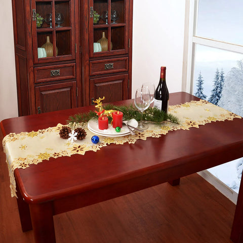Simhomsen runner with candles and greenery for holiday ambiance