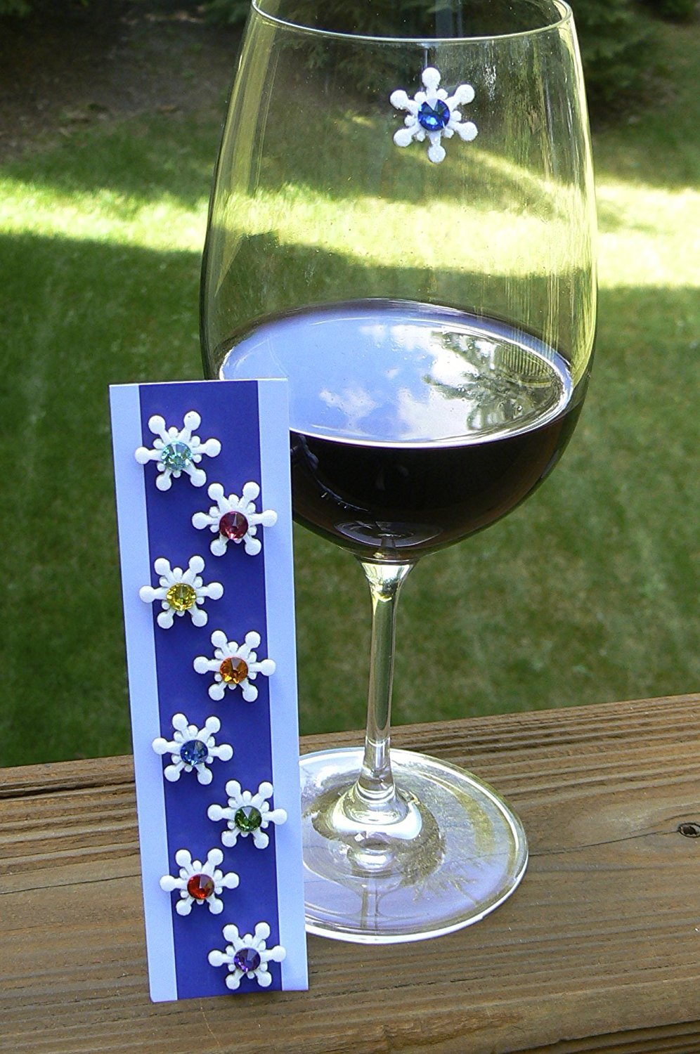 Simply Charmed snowflake magnet on glass helps guests distinguish their drinks effortlessly