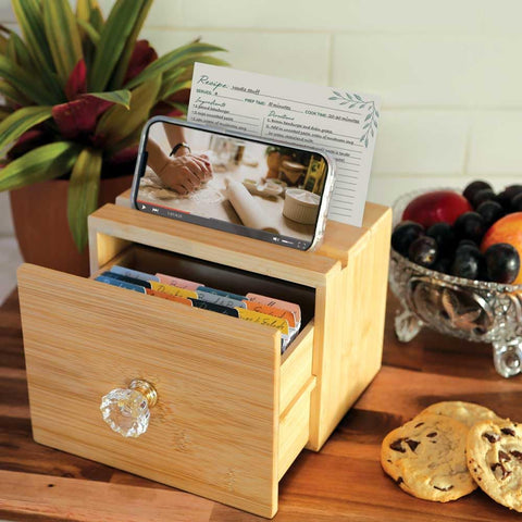 Simply Daisy anti-slip pads stabilizing the box on any surface.