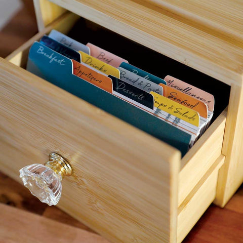 Simply Daisy center divider maintaining upright recipe cards during browsing.