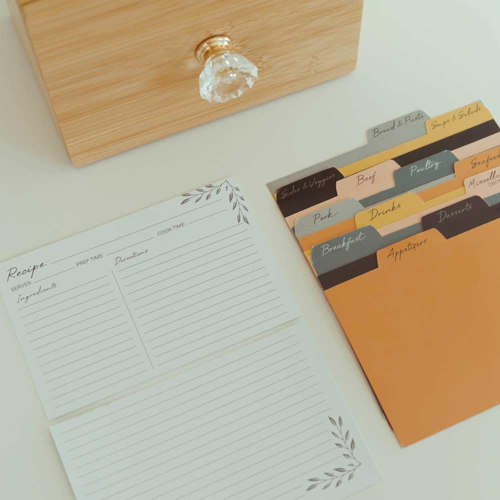 Simply Daisy elegant bamboo knob adding a decorative touch to the box.