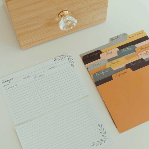 Simply Daisy elegant bamboo knob adding a decorative touch to the box.