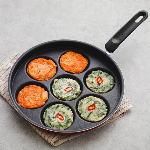 Sisem 7-Cup Eggpan compatible with gas stoves and electric cooktops.