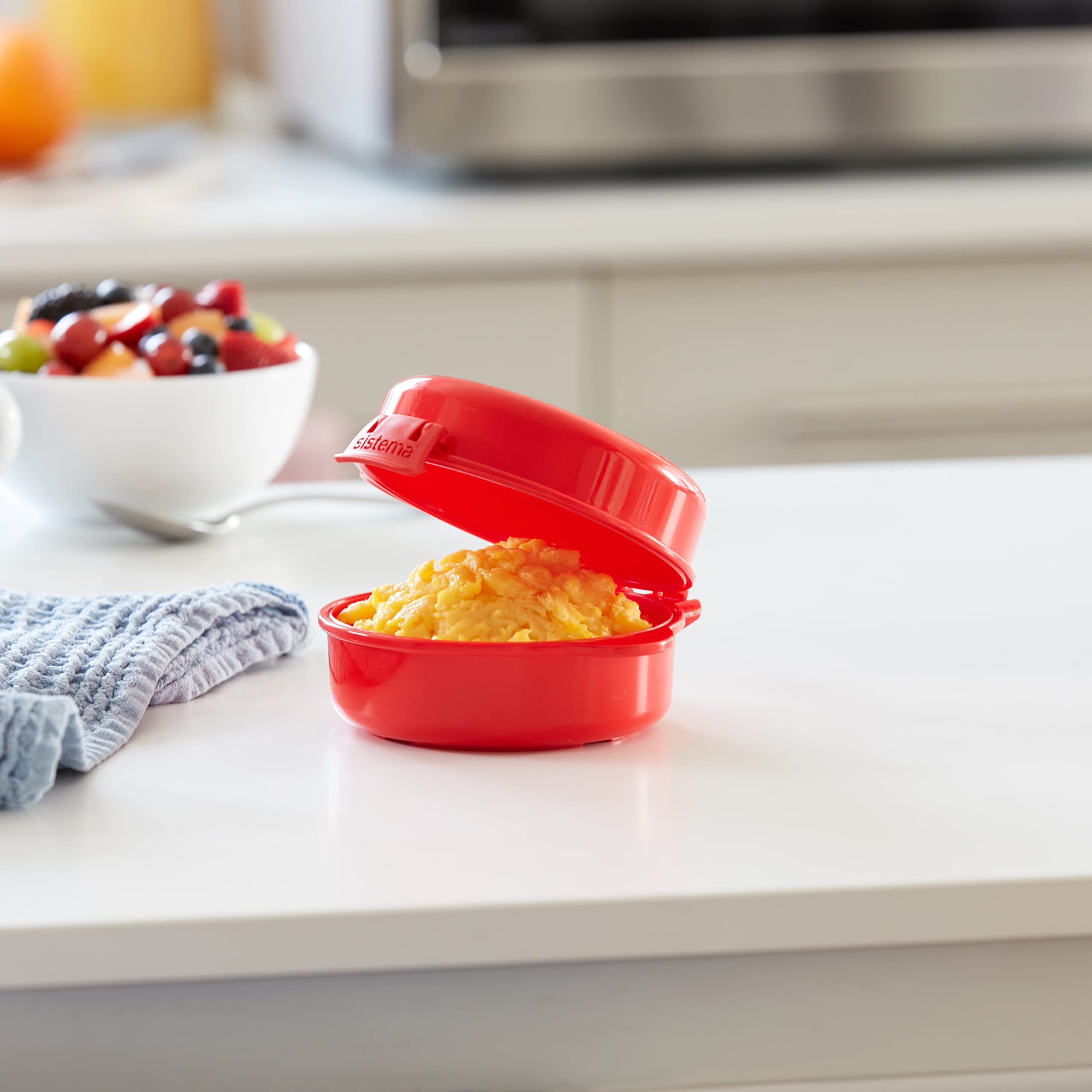 Sistema Easy Eggs steam release vent keeps the microwave splatter-free.
