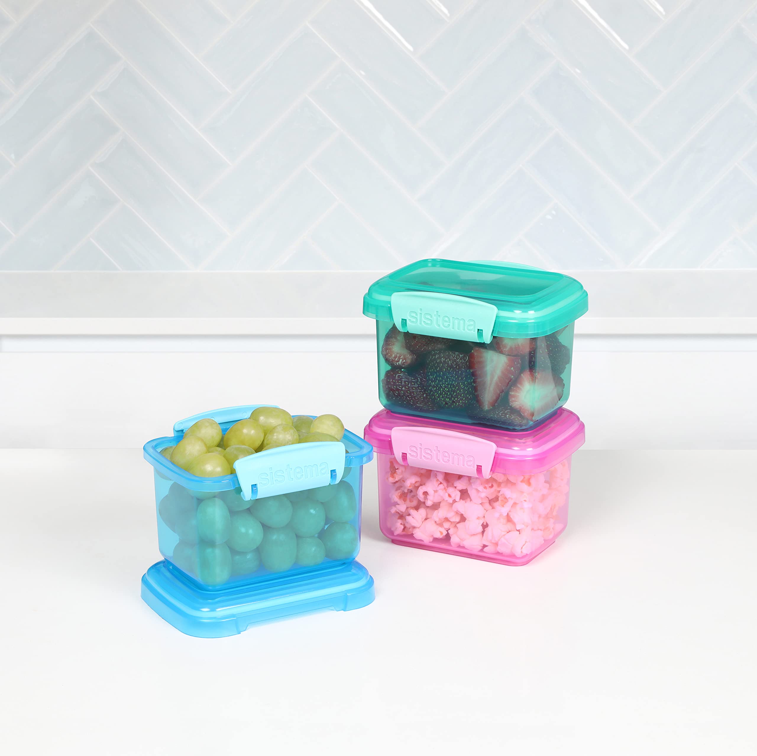 Sistema lid with extended seal locks in freshness.
