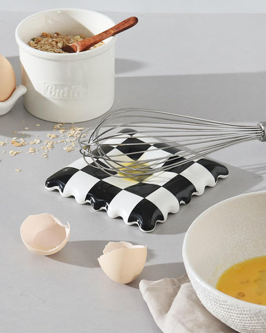 Skwien spoon rest with rounded indentation for easy utensil placement