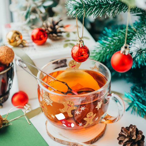 Sliner Irish glass mug with footed base, festive winter pattern snowflake
