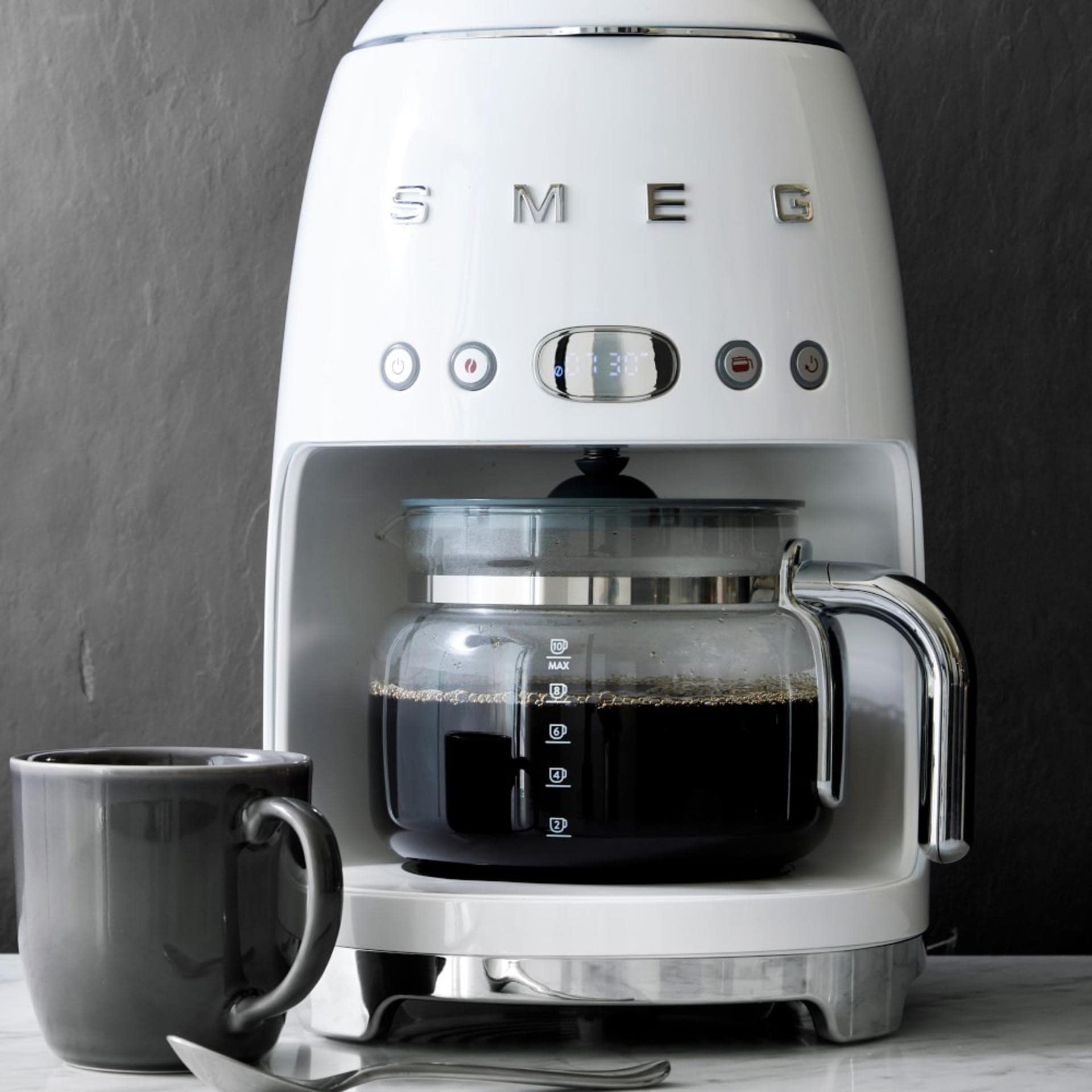 Smeg 50's Retro carafe handle enables secure, comfortable pouring.