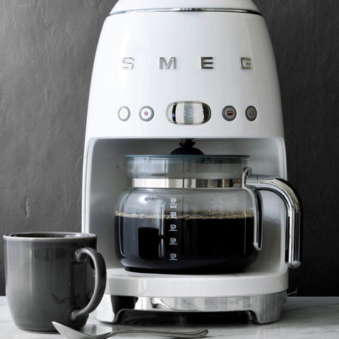 Smeg 50's Retro carafe handle enables secure, comfortable pouring.