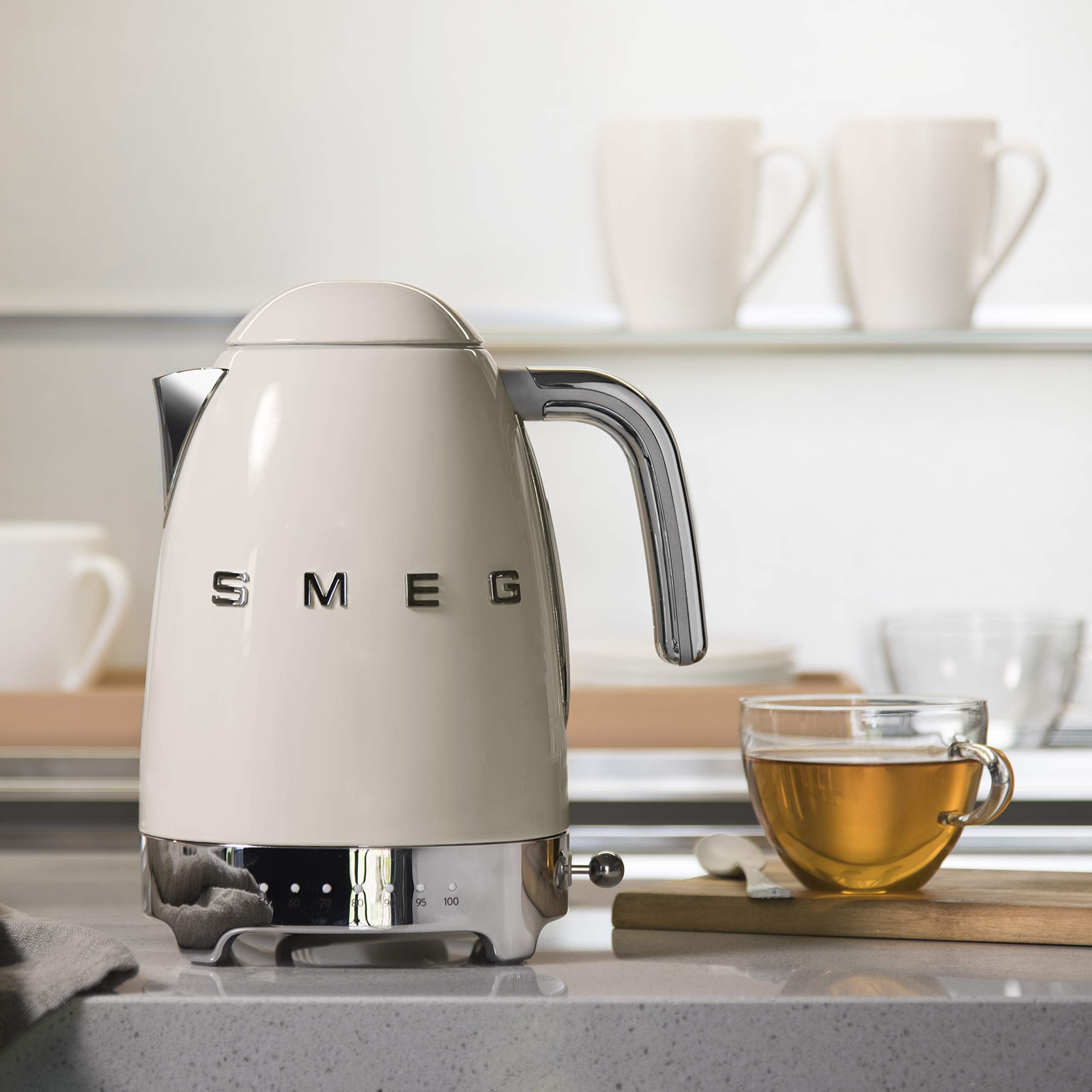 Smeg 50s Retro Cream kettle with 7-cup capacity for family use.