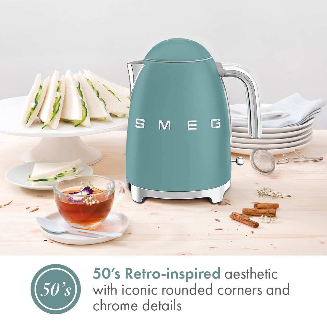 Smeg KLF03 360-degree swivel base for easy cordless pouring.