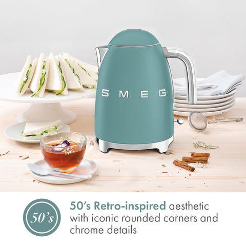 Smeg KLF03 360-degree swivel base for easy cordless pouring.