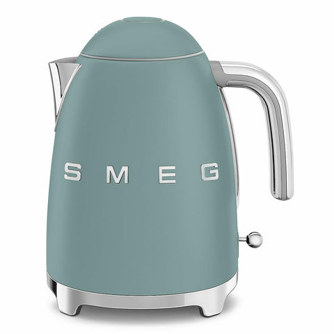 Smeg KLF03 Jade kettle with 7-cup capacity for family tea and coffee.