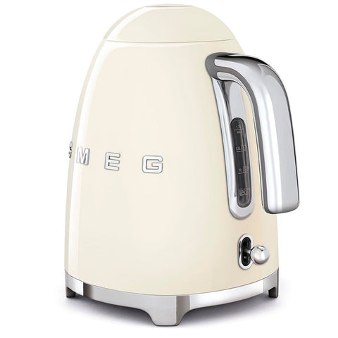 Smeg KLF03CRUS cream kettle base with 360° swivel and cord wrap for flexible placement.