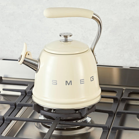 Smeg kettle cream on stovetop fit, compatible with gas, electric, ceramic.