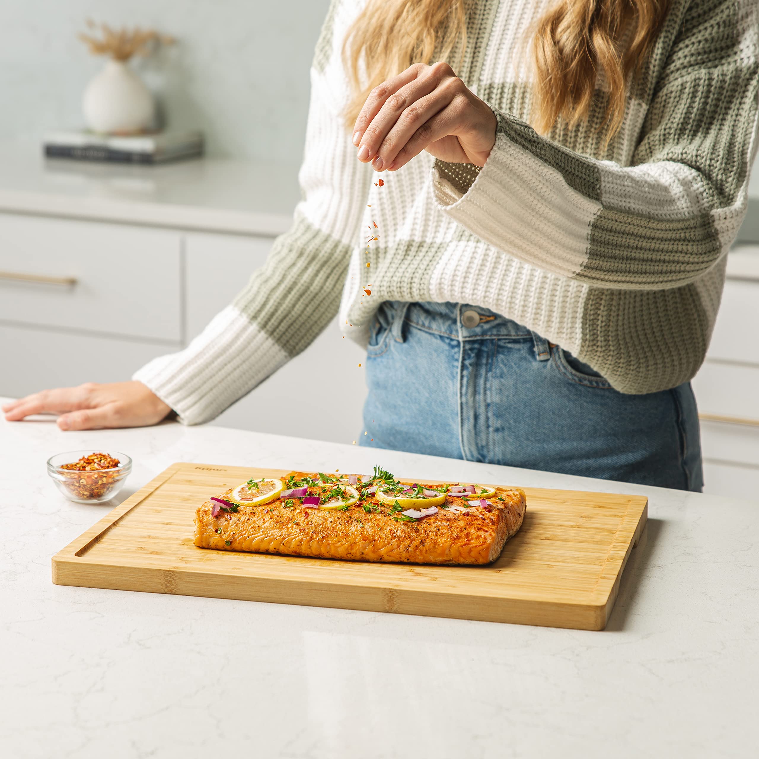 SMIRLY cutting board is durable and stain-resistant for everyday kitchen tasks