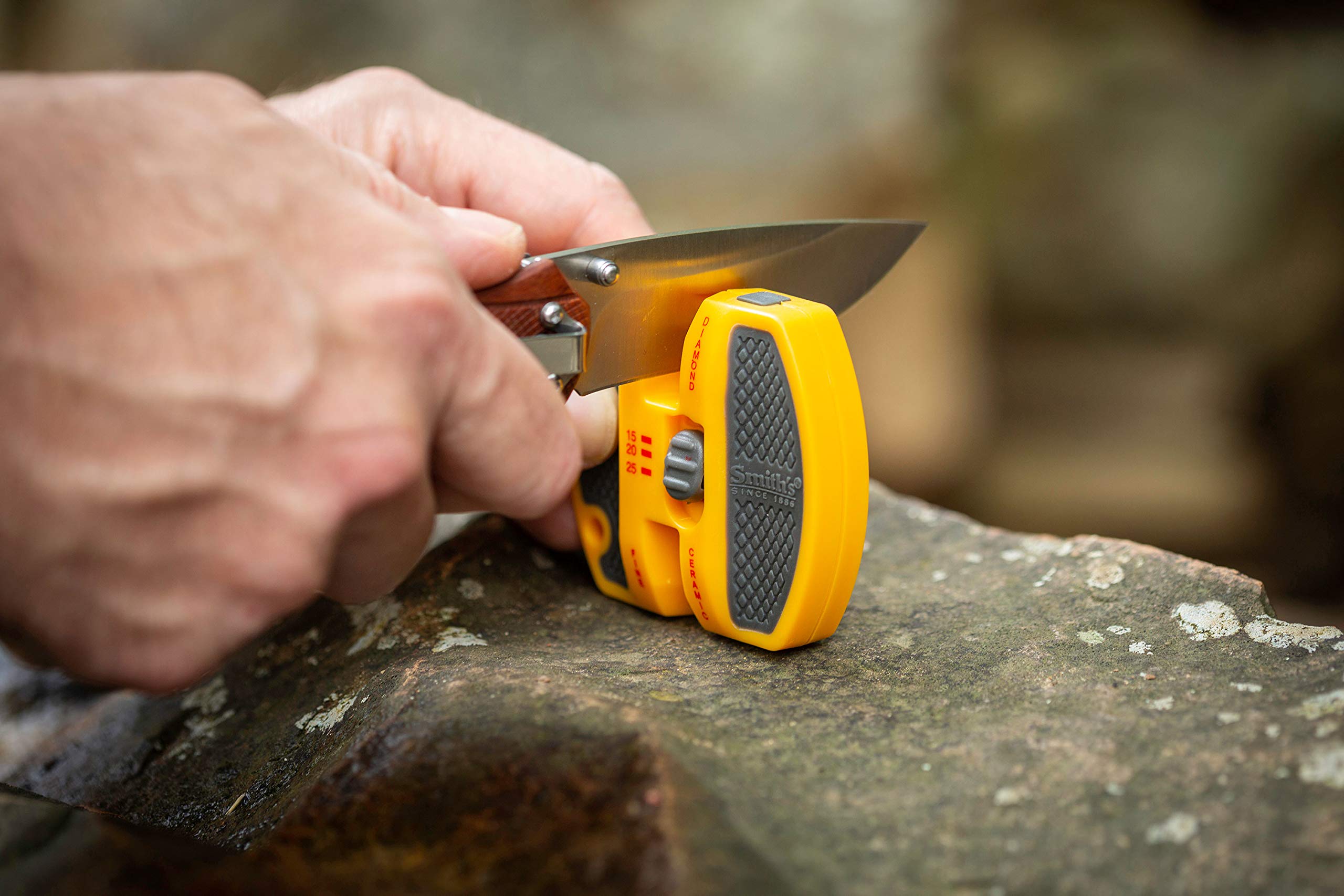 Smith’s 50917 lanyard-hole and rubber-grips enable secure outdoor handling