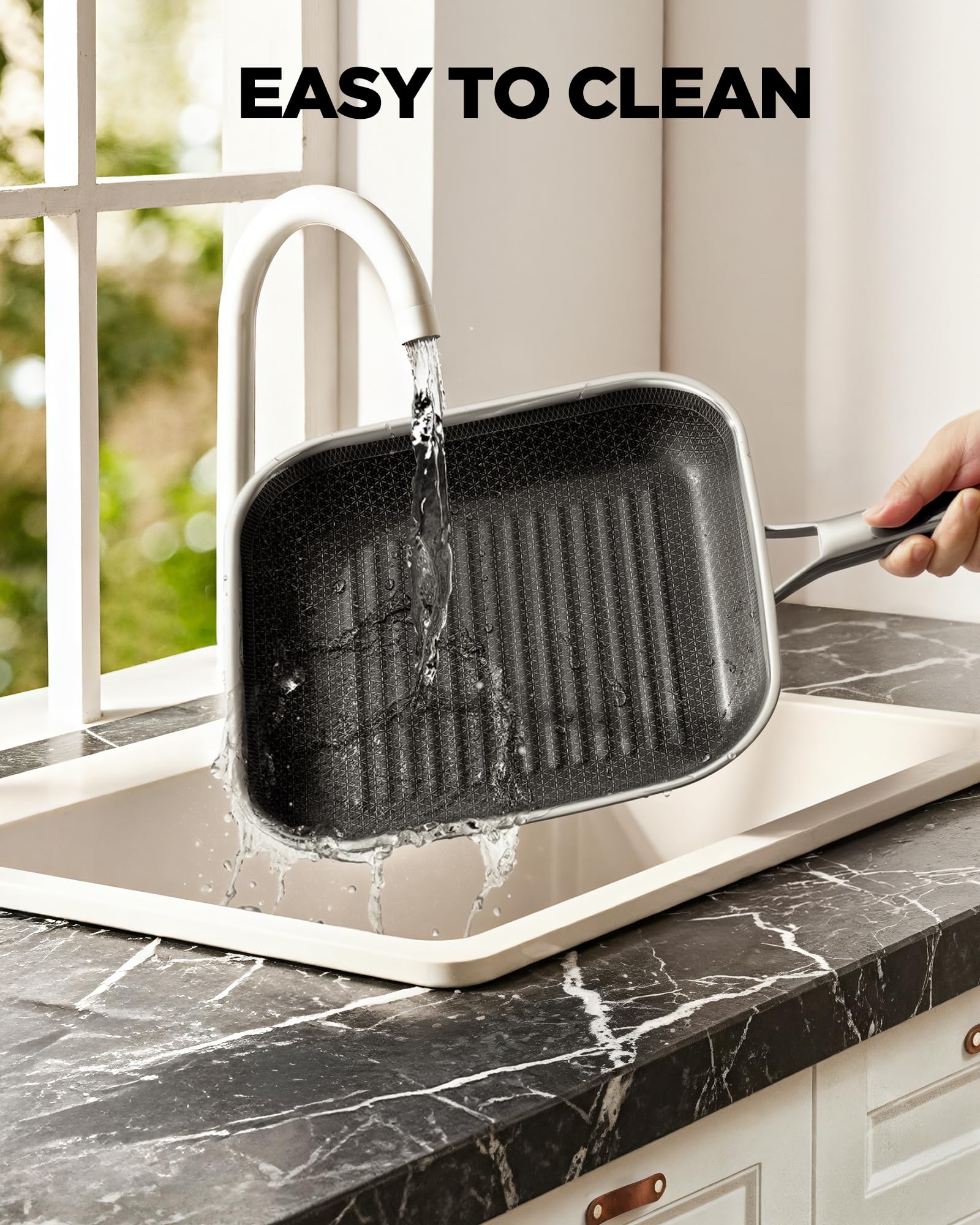 SNOWCLAD induction-compatible grill pan suitable for all cooktops.