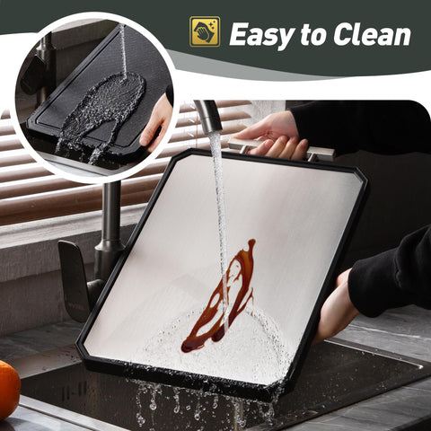 Socisen non-slip mats stabilize the board during chopping.