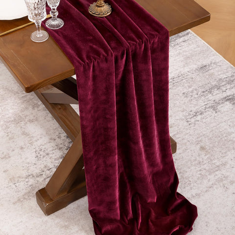 Socomi velvet runner on wedding table setting for sophisticated ambiance.