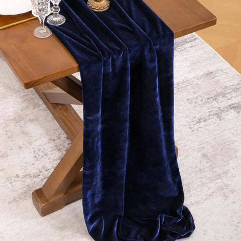 Socomi velvet table runner in wedding setup enhances noble ambiance.