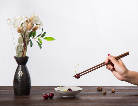 SOMOYA natural iron-wood texture highlighting eco-friendly dining