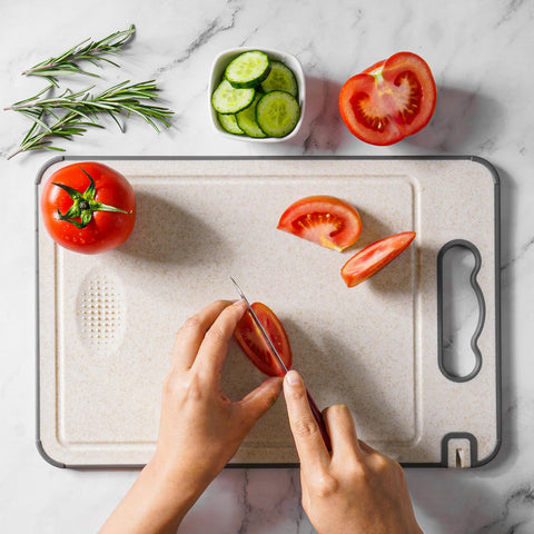 SOURCEBEAT non-slip edge holds the board steady during chopping.