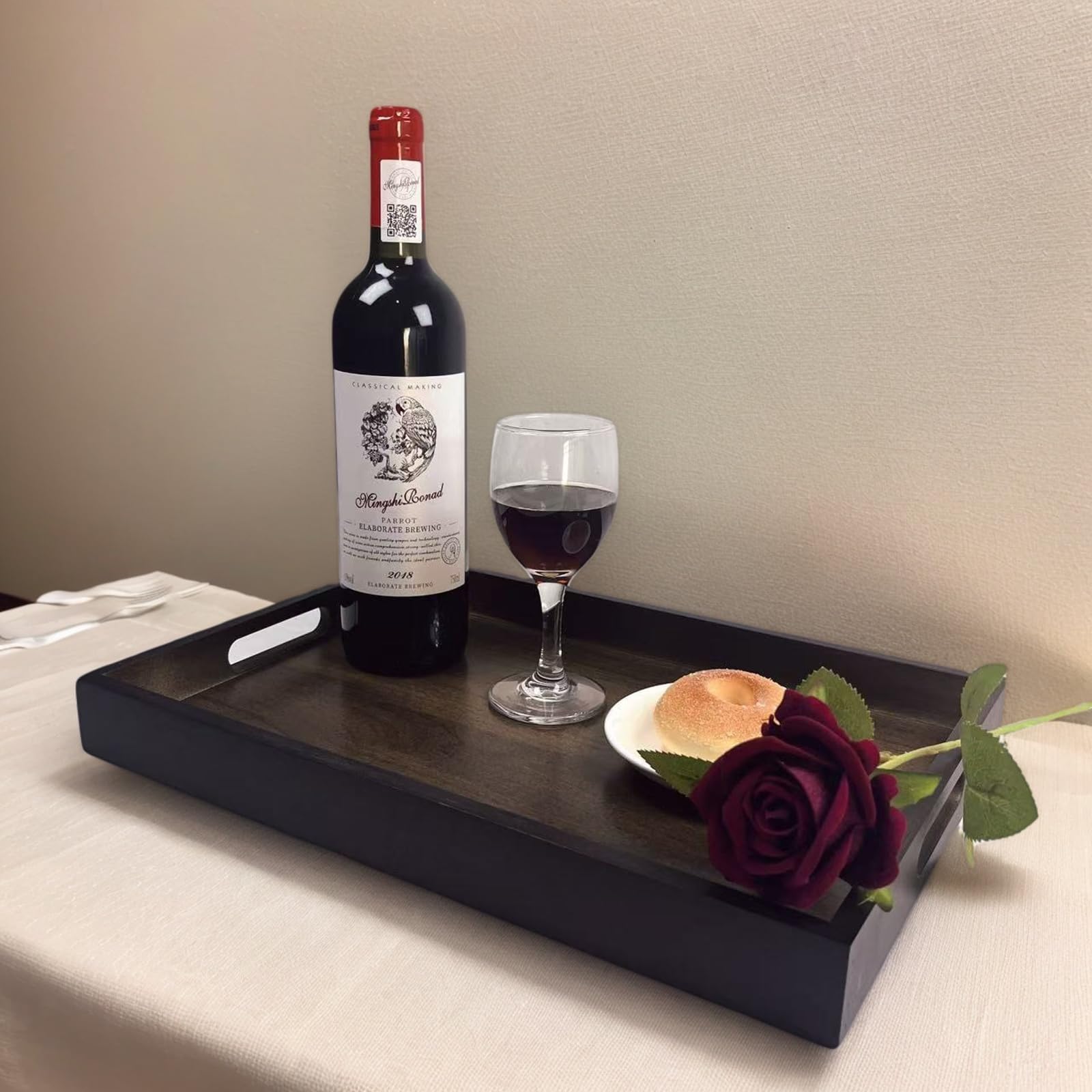 Spriieny party display adds rustic charm to gatherings.