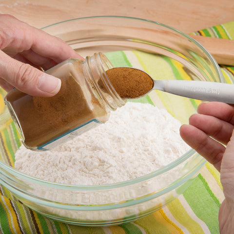 Spring Chef spoons feature a wide ergonomic handle for comfortable filling.