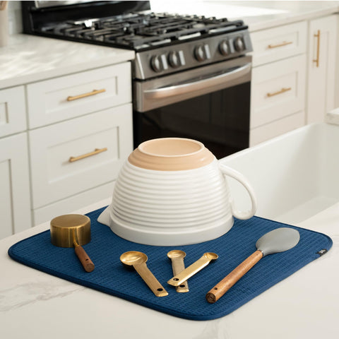 S&T INC. microfiber dish mat absorbing water to protect countertops after washing