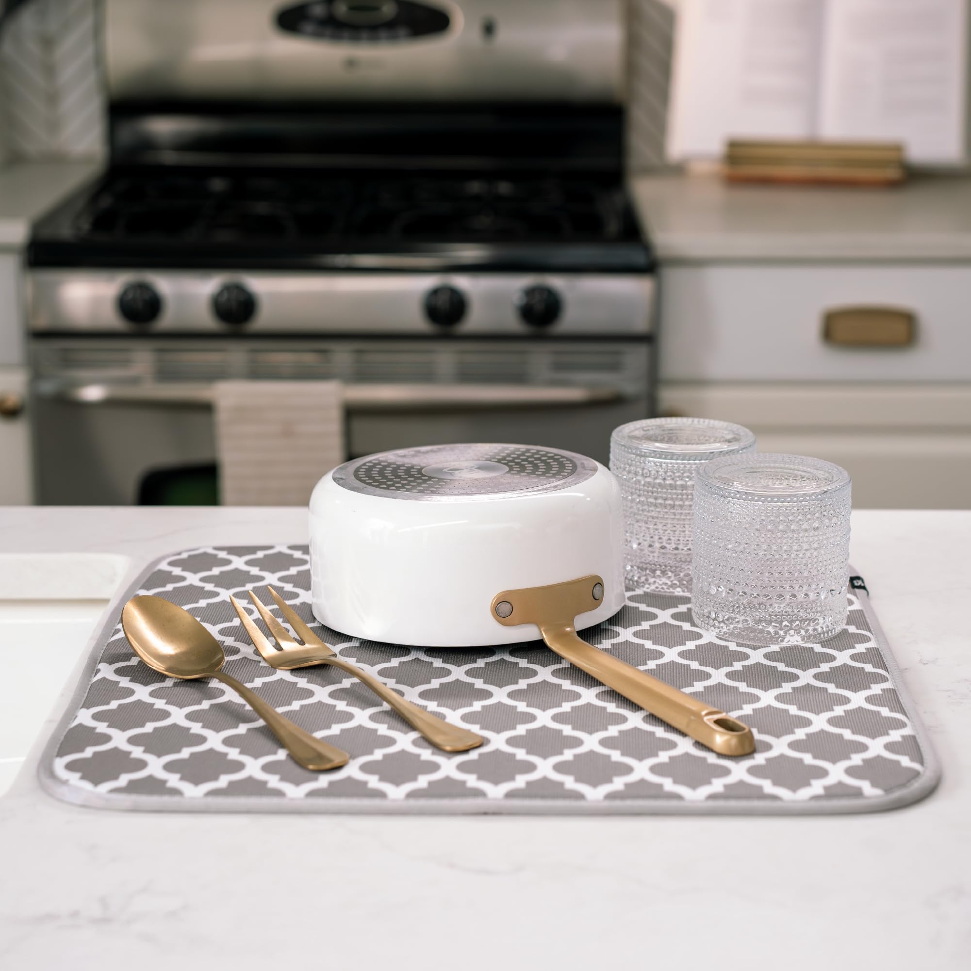 S&T INC dish drying mat placed under a rack catches drips from dishes.