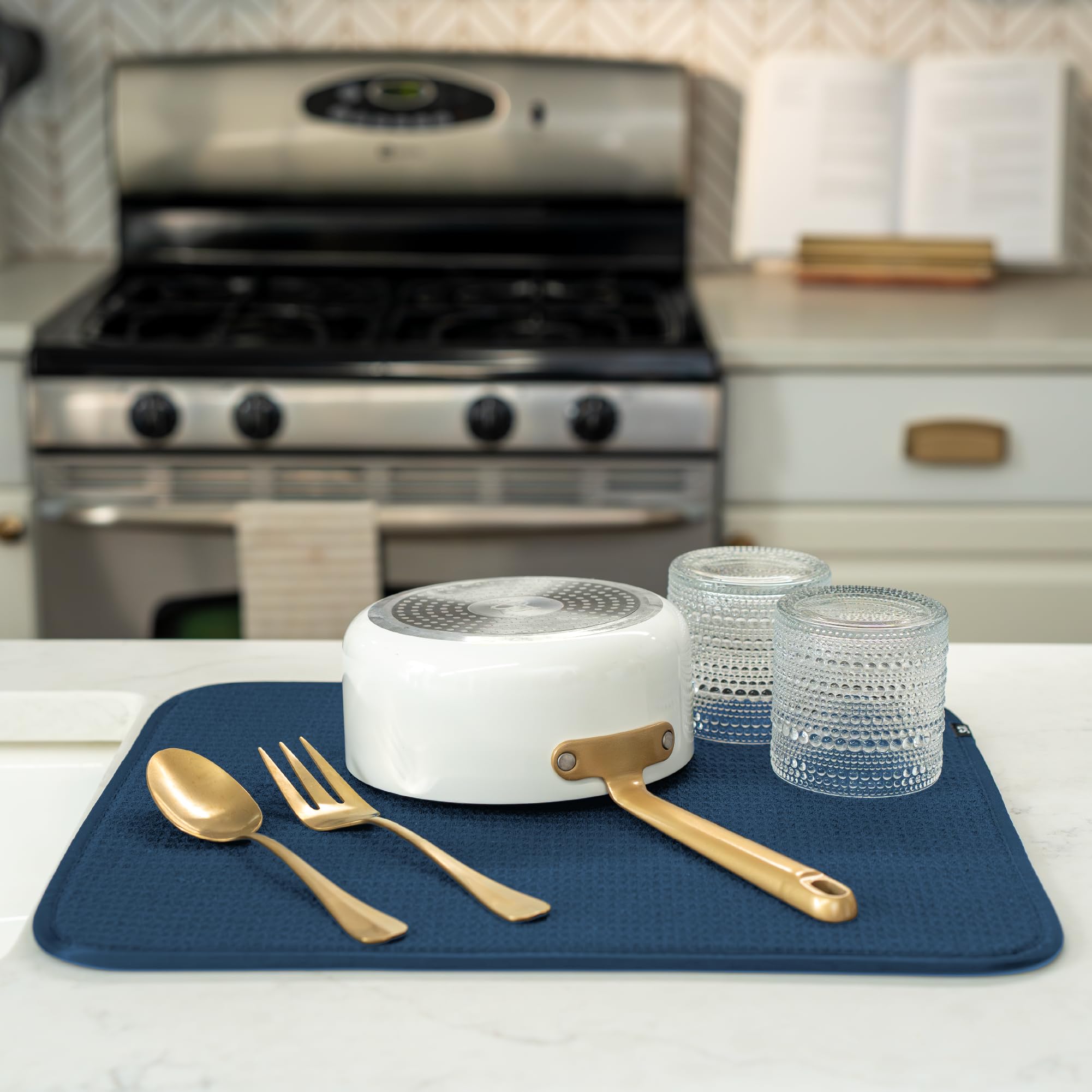 S&T INC. mat placed under a dish rack catching drips and avoiding mess