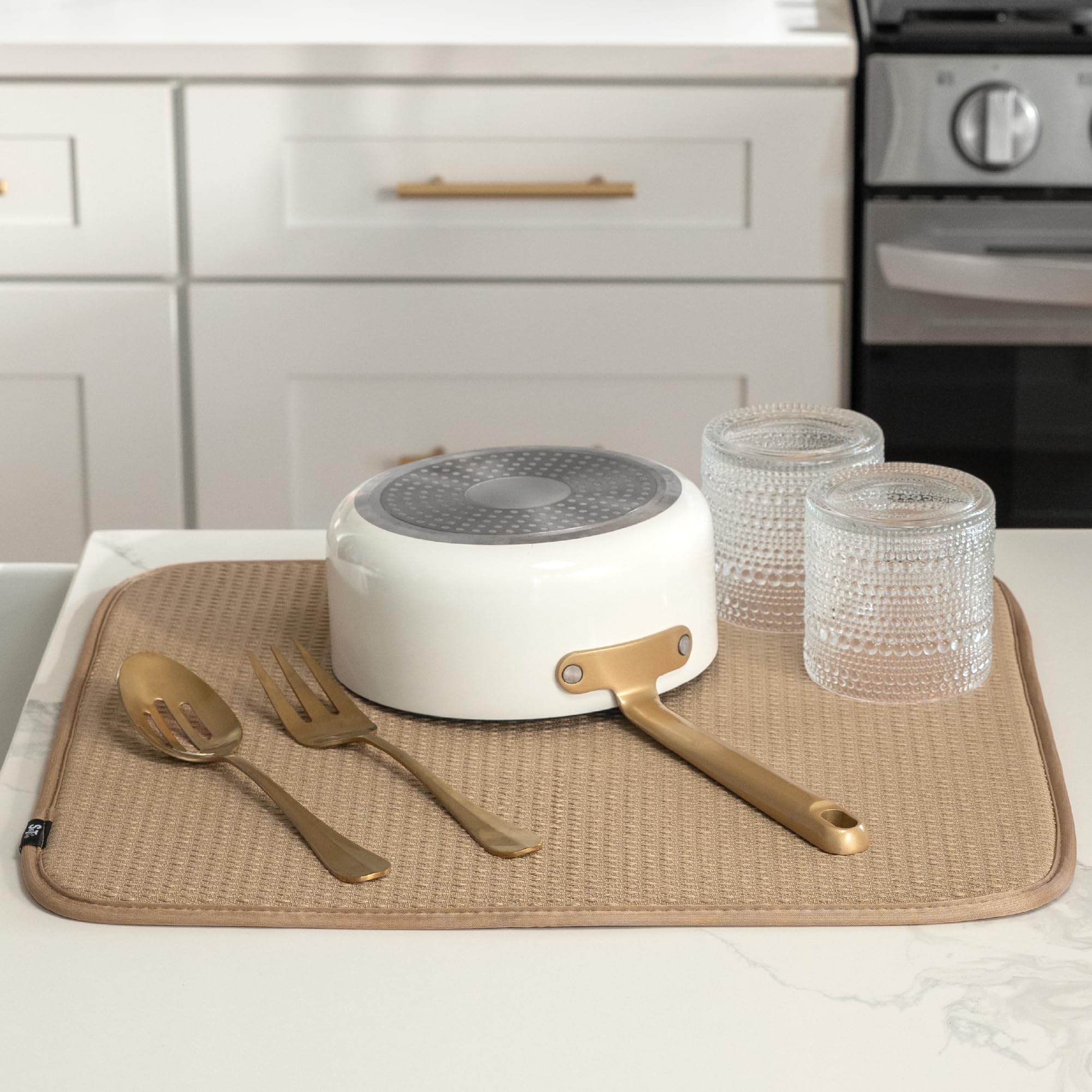 S&T INC. mat protects surfaces from scratches while drying.