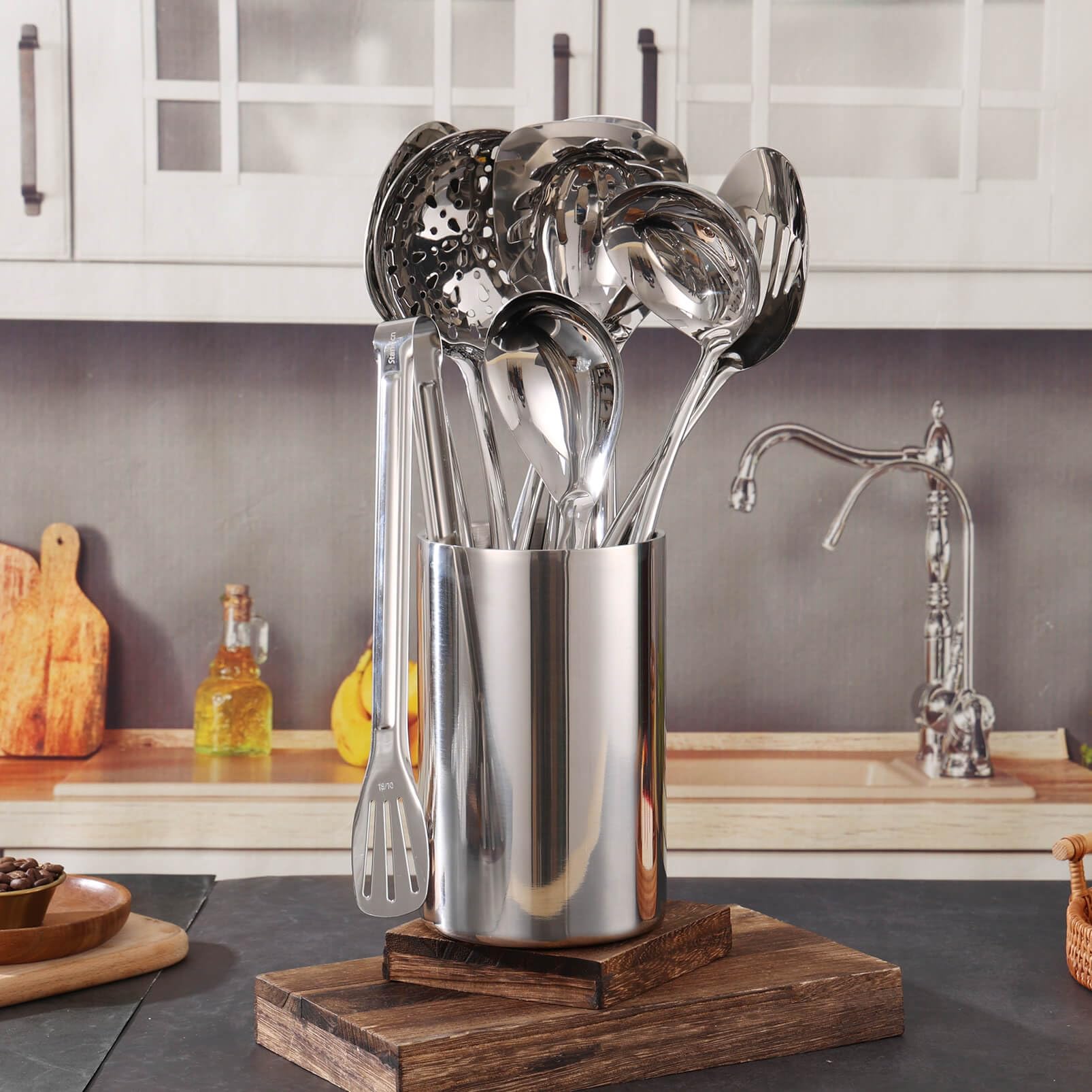 Standcn mirror-polished exterior complements any kitchen decor and style.
