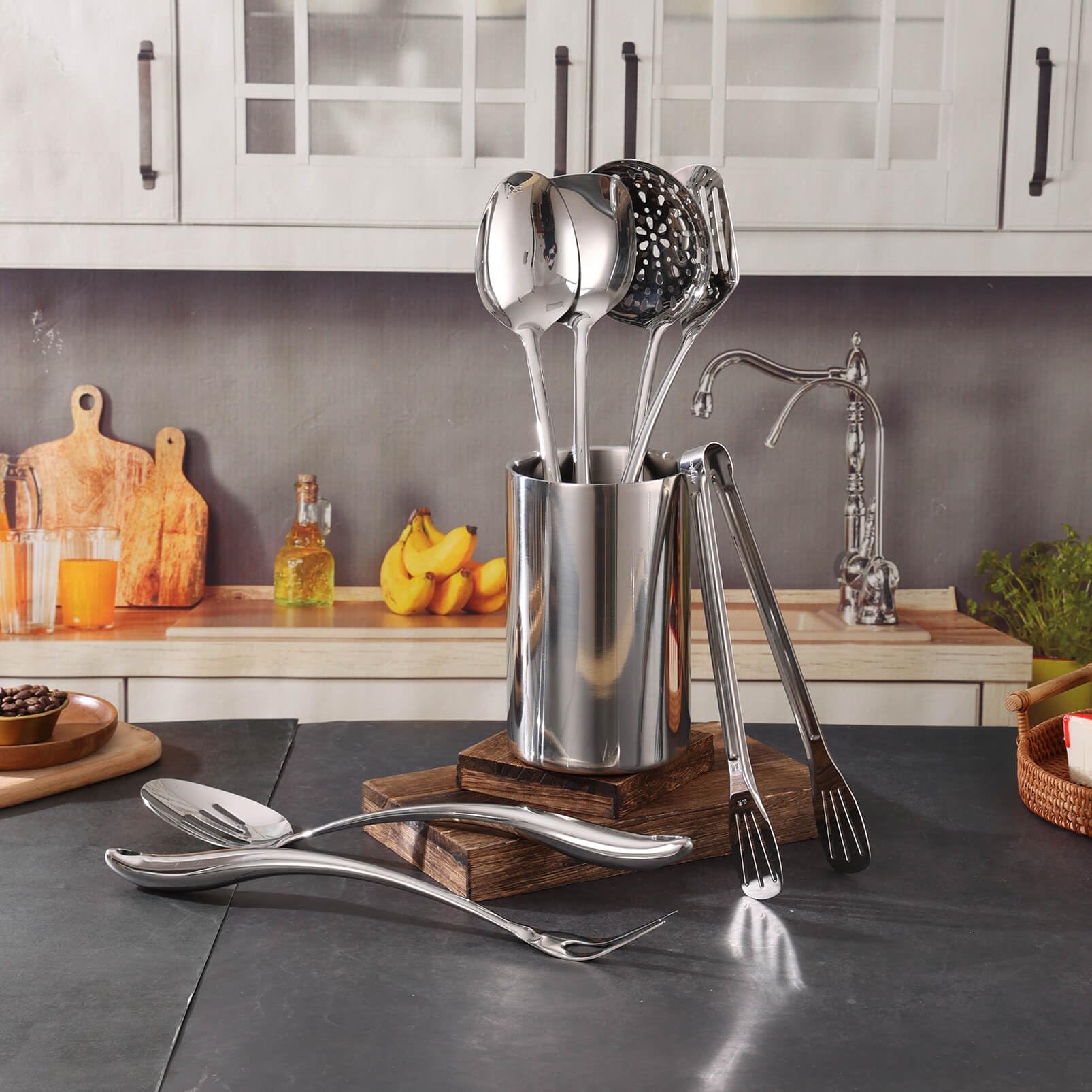 Standcn large-capacity caddy keeps utensils upright and organized during meals.