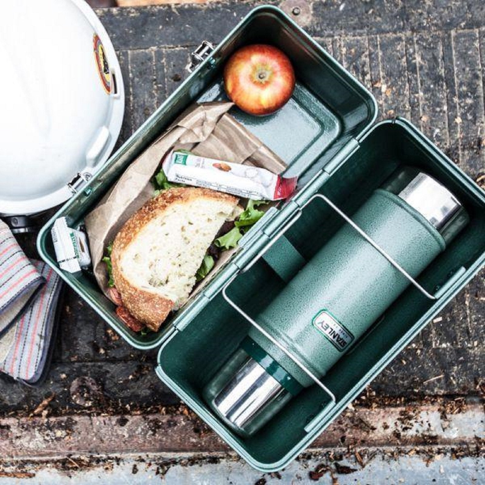 Stanley Classic Lunch Box steel body demonstrates durable daily-use design