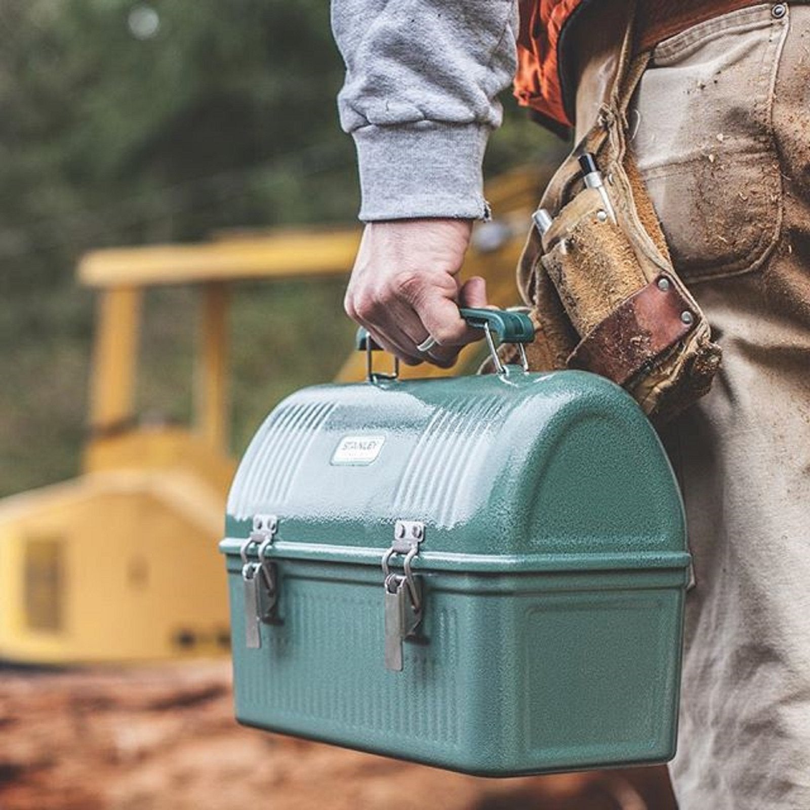 Stanley Classic Lunch Box sturdy hinges enhance long-term reliability