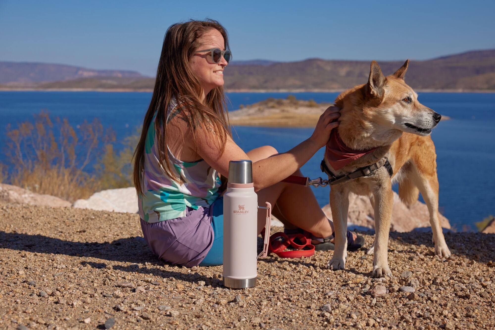 Stanley collapsible handle makes carrying the bottle effortless on the go.