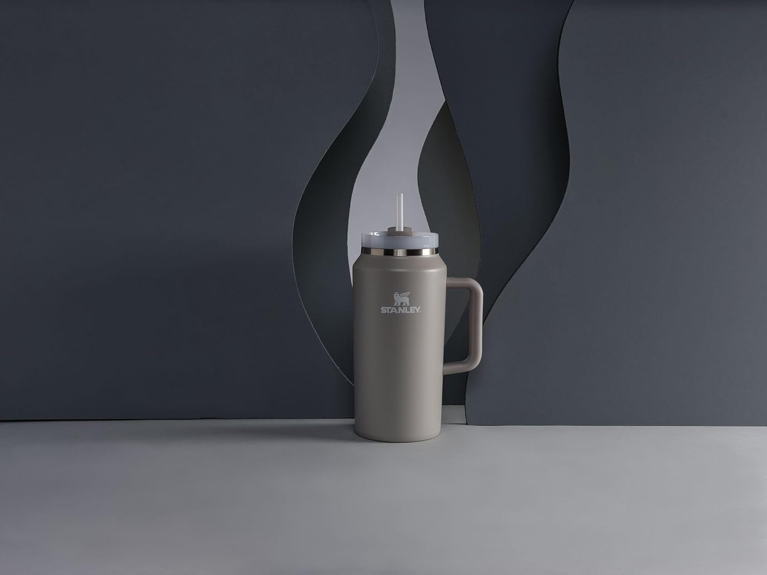 Ergonomic STANLEY handle adds comfortable grip for long days.