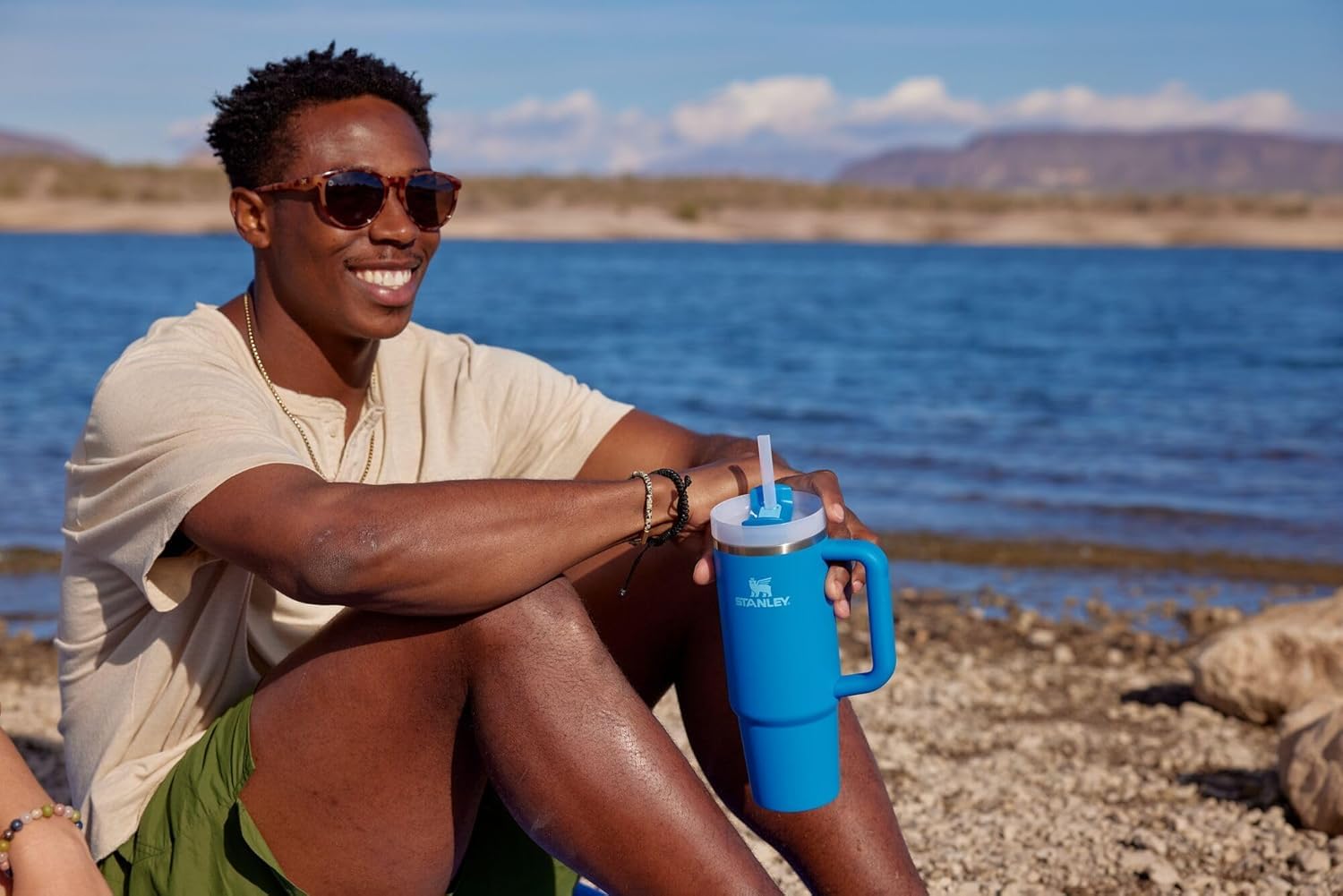 Stanley Quencher H2.0 Azure ergonomic handle for easy carrying.